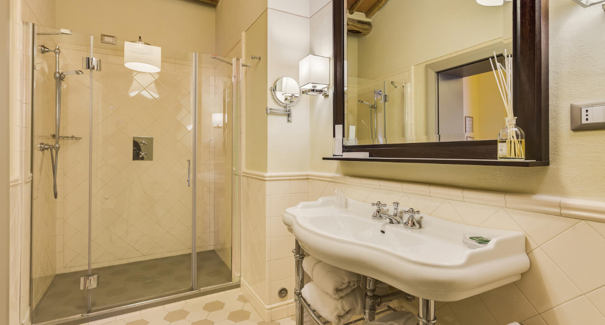 Castello La Leccia classic room en suite bathroom