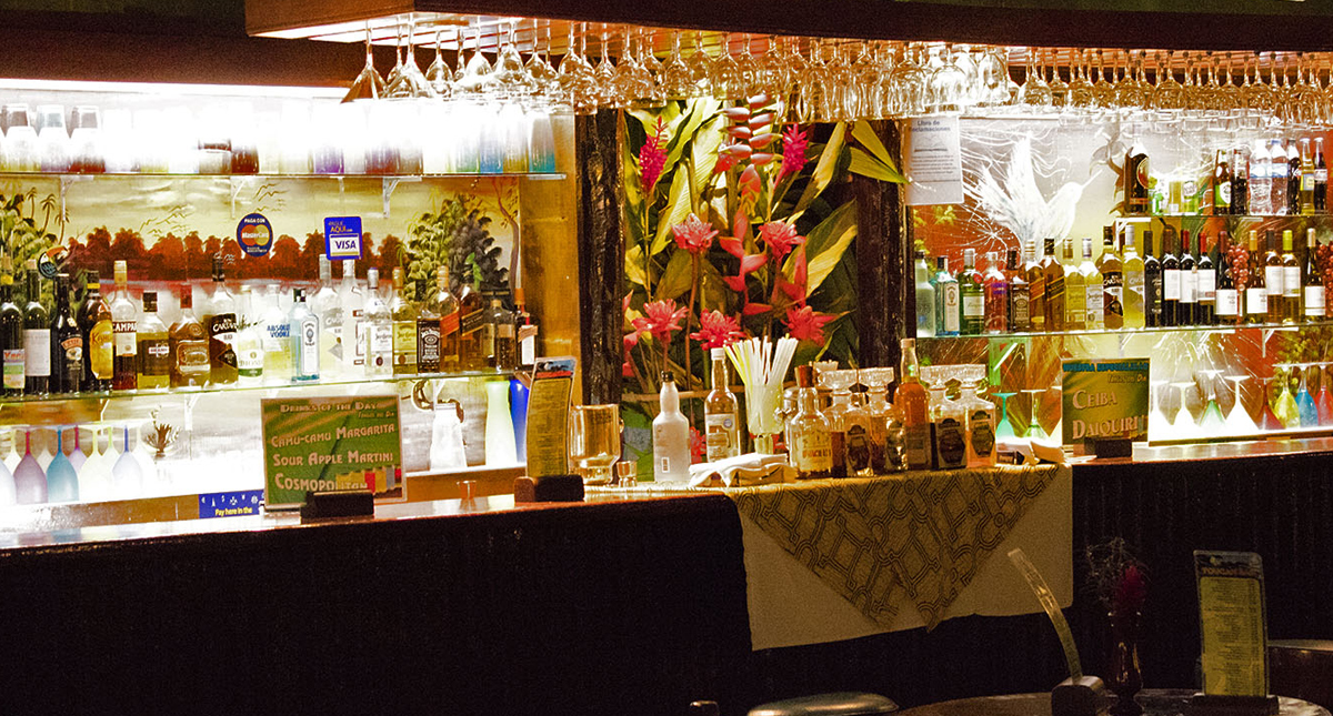 Ceiba Tops Lodge bar