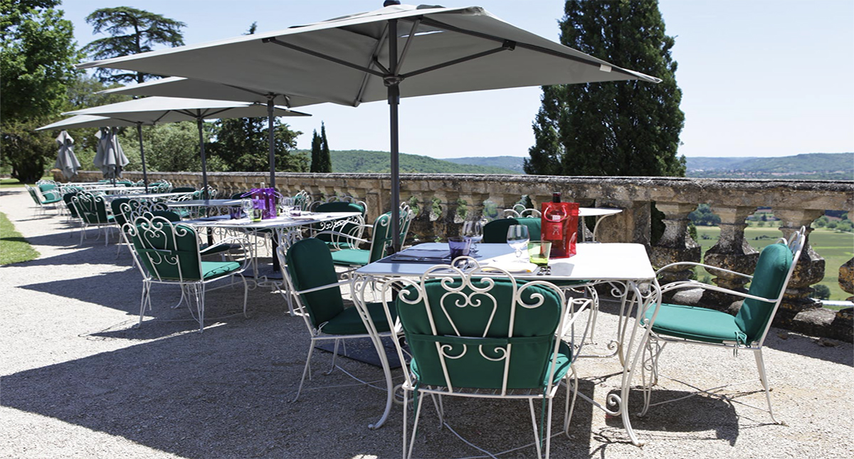 Chateau de Mercues outdoor dining area