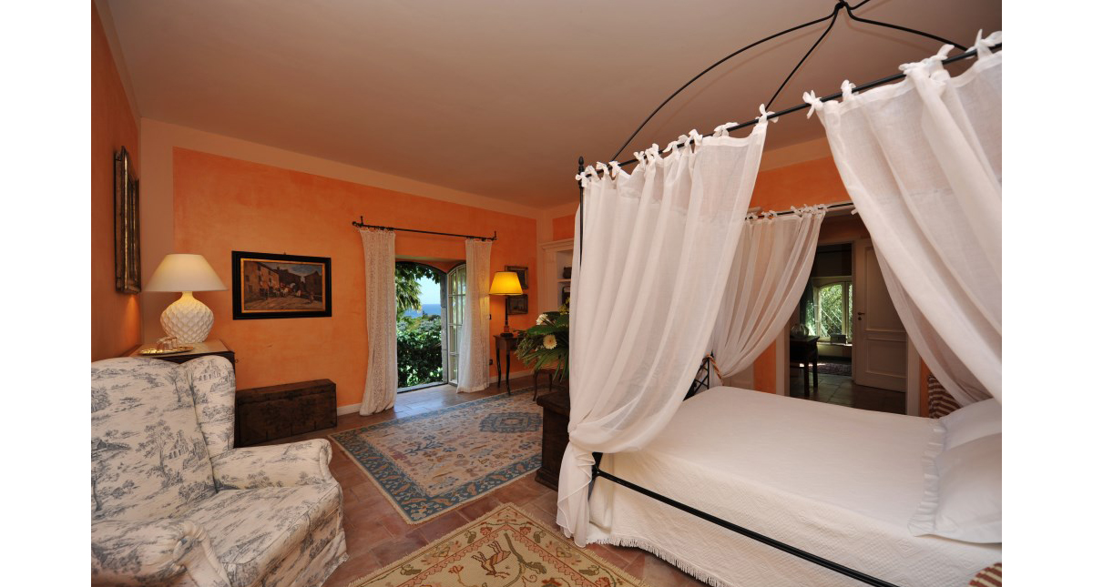 Don Arcangelo all’Olmo room with canopy bed