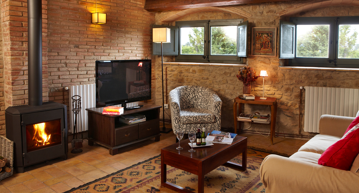 El Raco de Madremanya grand suite TV area with fireplace