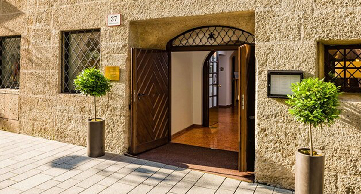 Hotel Goldener Hirsch entrance