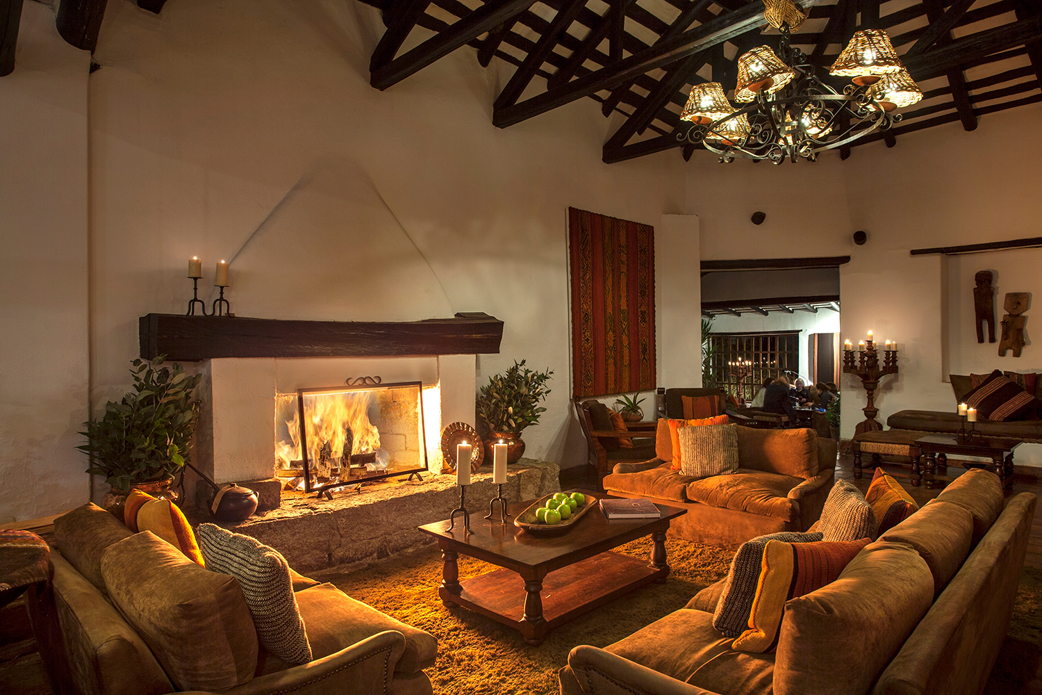 Inkaterra Machu Picchu Pueblo Hotel cozy lounge seating and fireplace