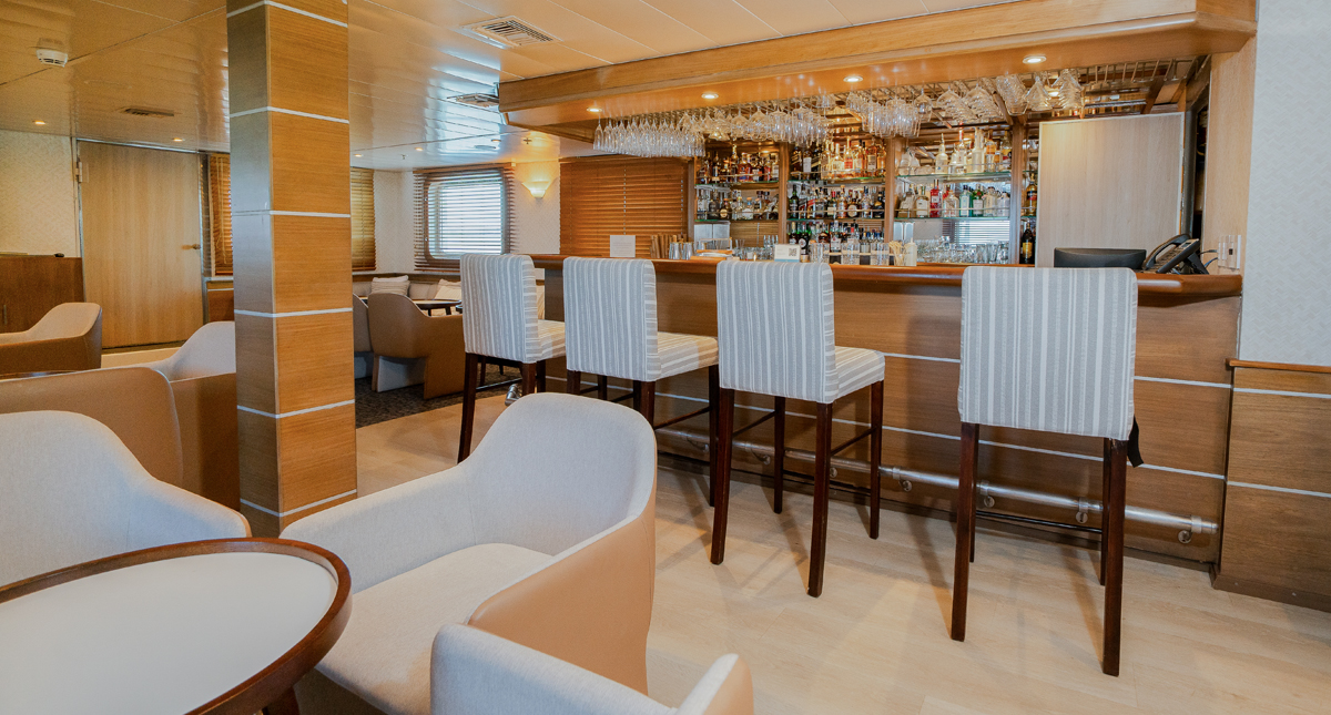 Isabela II lounge and full bar