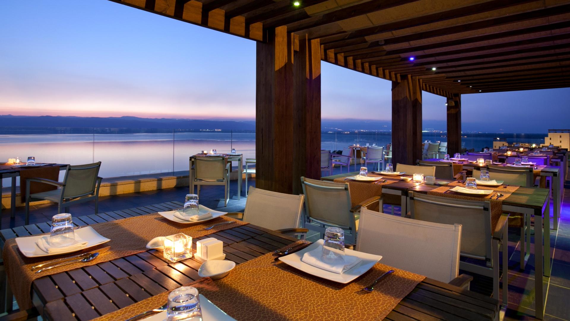 Kempinski Hotel Ishtar Dead Sea open-air dining with views over the Dead Sea