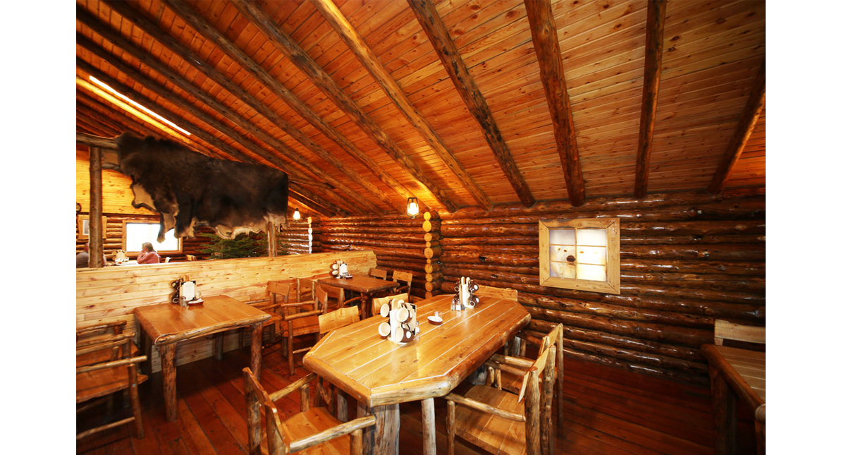 Lazy Bear Lodge dining area