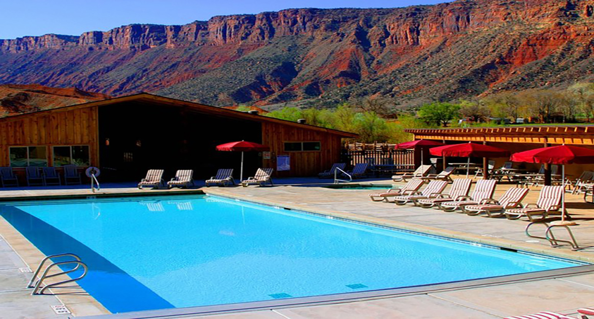 Red Cliffs Lodge outdoor pool and mountain views