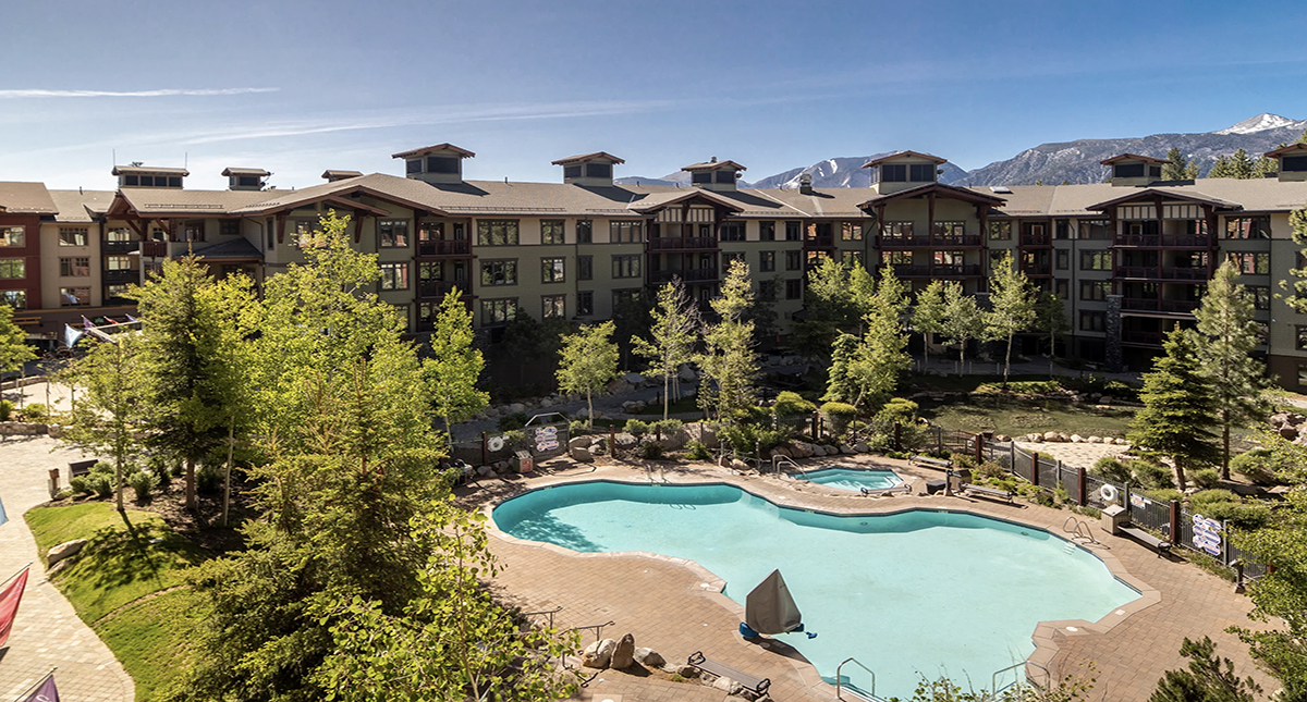 Village Lodge at Mammoth outdoor pool