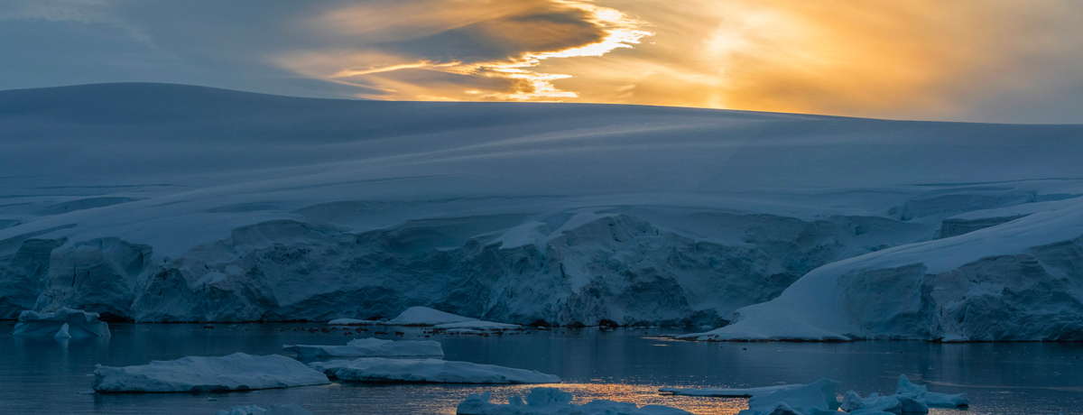 Massive ice shelves seen in Drake Passage