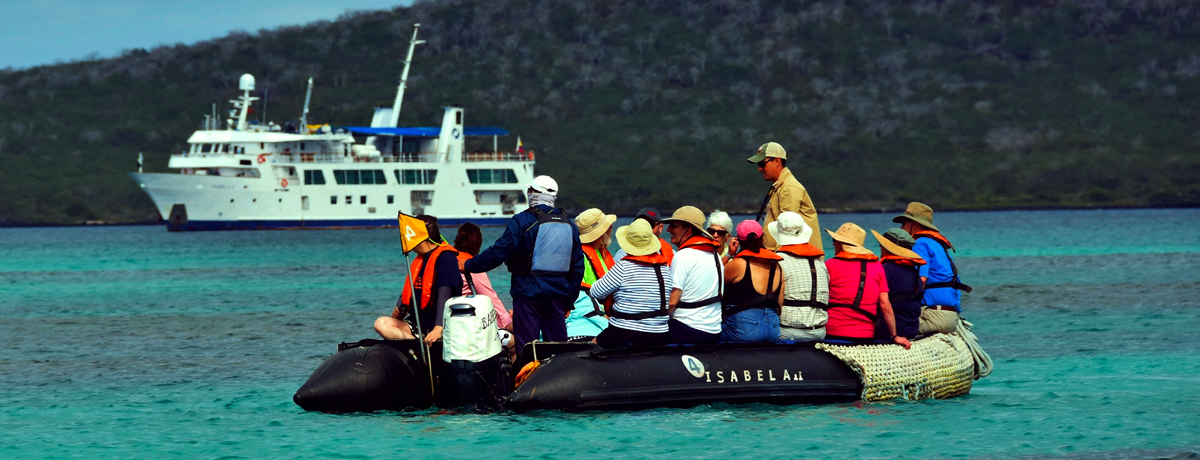 Guests returning to Isabela II by skiff
