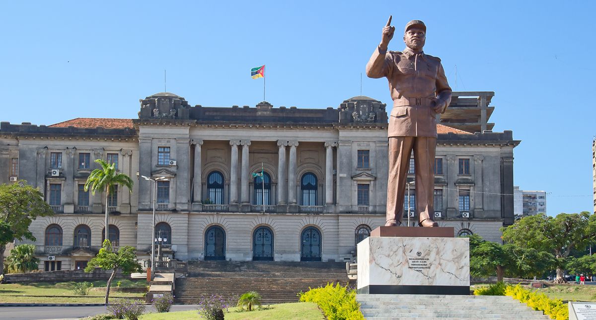 maputo michel samora statue