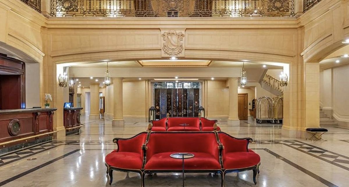 Fort Garry Hotel & Spa reception and lobby