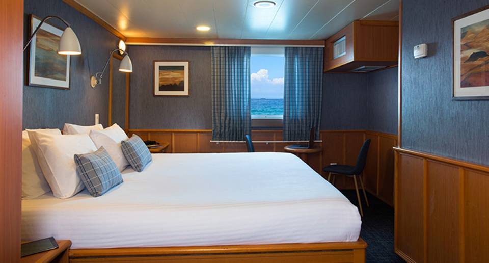 Isabela II suite stateroom